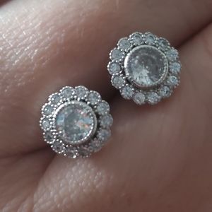 SS CZ pretty flower stud earrings..